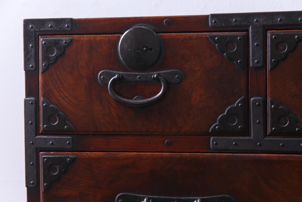 アンティーク家具　和製アンティーク　前面ケヤキ材共縁　漆塗り　珍しいデザインの贅沢な関東衣装箪笥(重ね箪笥、和タンス)