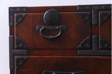 アンティーク家具　和製アンティーク　前面ケヤキ材共縁　漆塗り　珍しいデザインの贅沢な関東衣装箪笥(重ね箪笥、和タンス)
