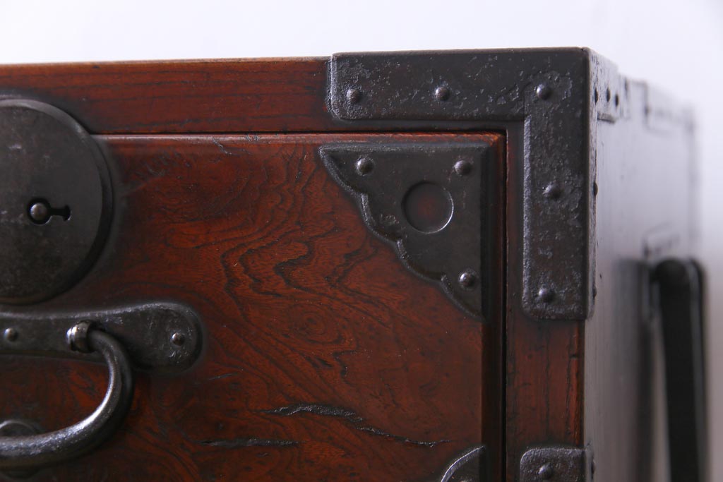 アンティーク家具　和製アンティーク　前面ケヤキ材共縁　漆塗り　珍しいデザインの贅沢な関東衣装箪笥(重ね箪笥、和タンス)