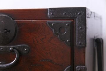 アンティーク家具　和製アンティーク　前面ケヤキ材共縁　漆塗り　珍しいデザインの贅沢な関東衣装箪笥(重ね箪笥、和タンス)