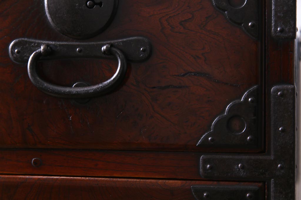 アンティーク家具　和製アンティーク　前面ケヤキ材共縁　漆塗り　珍しいデザインの贅沢な関東衣装箪笥(重ね箪笥、和タンス)