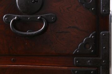 アンティーク家具　和製アンティーク　前面ケヤキ材共縁　漆塗り　珍しいデザインの贅沢な関東衣装箪笥(重ね箪笥、和タンス)