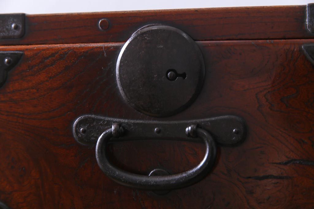 アンティーク家具　和製アンティーク　前面ケヤキ材共縁　漆塗り　珍しいデザインの贅沢な関東衣装箪笥(重ね箪笥、和タンス)