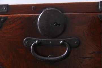 アンティーク家具　和製アンティーク　前面ケヤキ材共縁　漆塗り　珍しいデザインの贅沢な関東衣装箪笥(重ね箪笥、和タンス)