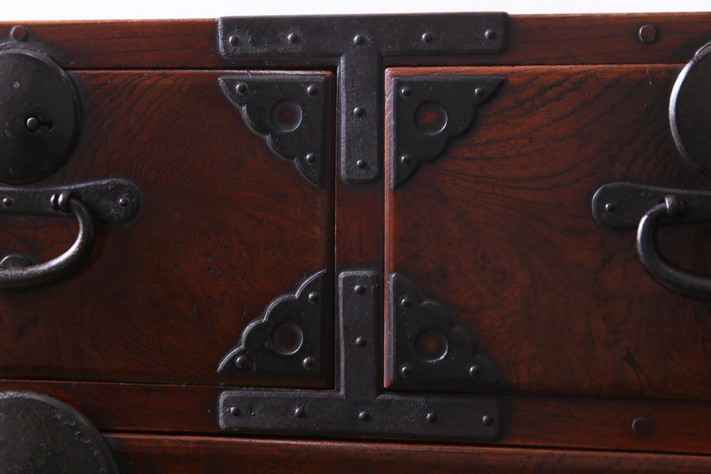 アンティーク家具　和製アンティーク　前面ケヤキ材共縁　漆塗り　珍しいデザインの贅沢な関東衣装箪笥(重ね箪笥、和タンス)