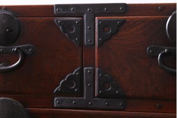 アンティーク家具　和製アンティーク　前面ケヤキ材共縁　漆塗り　珍しいデザインの贅沢な関東衣装箪笥(重ね箪笥、和タンス)