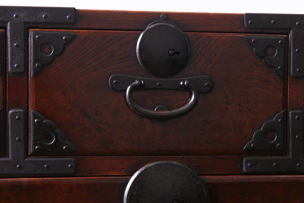 アンティーク家具　和製アンティーク　前面ケヤキ材共縁　漆塗り　珍しいデザインの贅沢な関東衣装箪笥(重ね箪笥、和タンス)