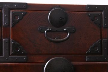アンティーク家具　和製アンティーク　前面ケヤキ材共縁　漆塗り　珍しいデザインの贅沢な関東衣装箪笥(重ね箪笥、和タンス)