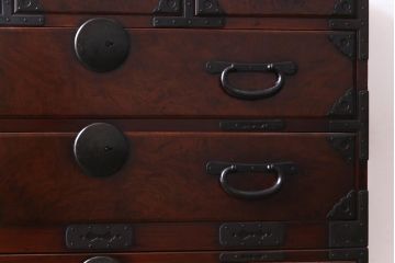 アンティーク家具　和製アンティーク　前面ケヤキ材共縁　漆塗り　珍しいデザインの贅沢な関東衣装箪笥(重ね箪笥、和タンス)