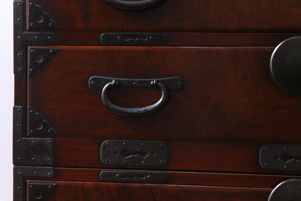 アンティーク家具　和製アンティーク　前面ケヤキ材共縁　漆塗り　珍しいデザインの贅沢な関東衣装箪笥(重ね箪笥、和タンス)