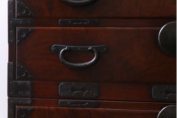 アンティーク家具　和製アンティーク　前面ケヤキ材共縁　漆塗り　珍しいデザインの贅沢な関東衣装箪笥(重ね箪笥、和タンス)