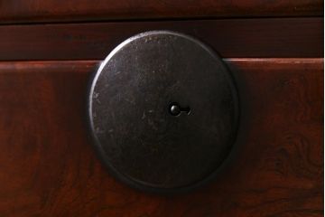 アンティーク家具　和製アンティーク　前面ケヤキ材共縁　漆塗り　珍しいデザインの贅沢な関東衣装箪笥(重ね箪笥、和タンス)