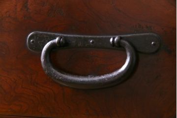 アンティーク家具　和製アンティーク　前面ケヤキ材共縁　漆塗り　珍しいデザインの贅沢な関東衣装箪笥(重ね箪笥、和タンス)