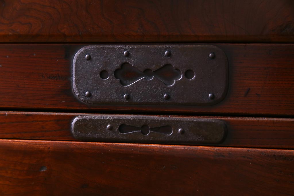 アンティーク家具　和製アンティーク　前面ケヤキ材共縁　漆塗り　珍しいデザインの贅沢な関東衣装箪笥(重ね箪笥、和タンス)