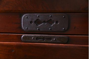 アンティーク家具　和製アンティーク　前面ケヤキ材共縁　漆塗り　珍しいデザインの贅沢な関東衣装箪笥(重ね箪笥、和タンス)