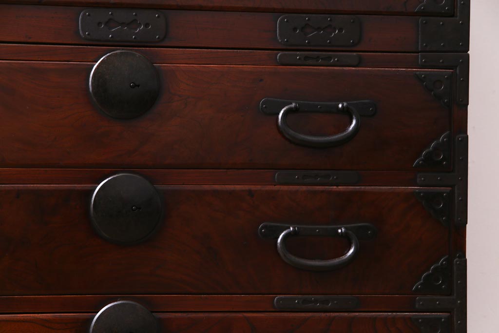 アンティーク家具　和製アンティーク　前面ケヤキ材共縁　漆塗り　珍しいデザインの贅沢な関東衣装箪笥(重ね箪笥、和タンス)