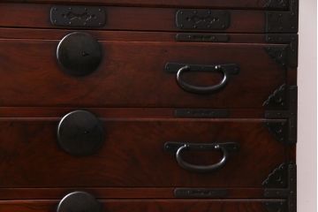 アンティーク家具　和製アンティーク　前面ケヤキ材共縁　漆塗り　珍しいデザインの贅沢な関東衣装箪笥(重ね箪笥、和タンス)