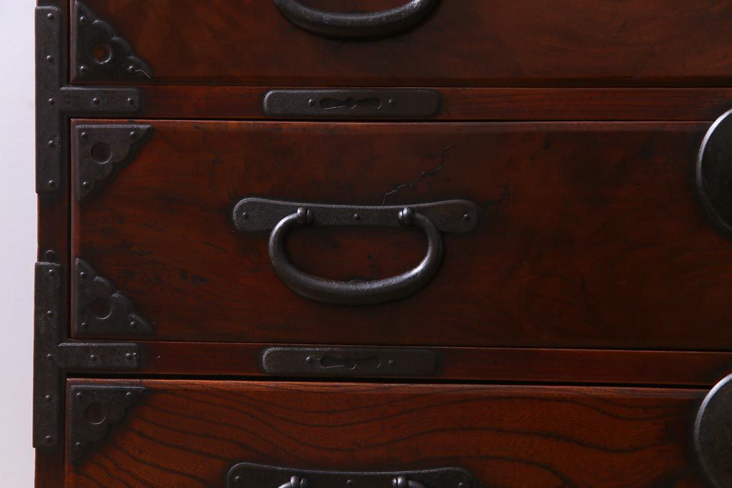 アンティーク家具　和製アンティーク　前面ケヤキ材共縁　漆塗り　珍しいデザインの贅沢な関東衣装箪笥(重ね箪笥、和タンス)