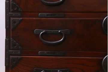 アンティーク家具　和製アンティーク　前面ケヤキ材共縁　漆塗り　珍しいデザインの贅沢な関東衣装箪笥(重ね箪笥、和タンス)