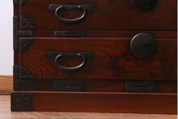 アンティーク家具　和製アンティーク　前面ケヤキ材共縁　漆塗り　珍しいデザインの贅沢な関東衣装箪笥(重ね箪笥、和タンス)