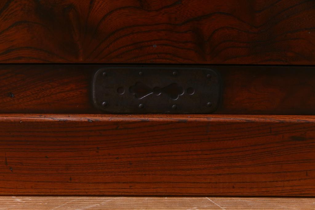 アンティーク家具　和製アンティーク　前面ケヤキ材共縁　漆塗り　珍しいデザインの贅沢な関東衣装箪笥(重ね箪笥、和タンス)