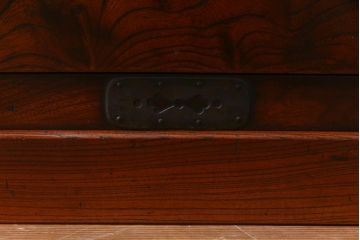 アンティーク家具　和製アンティーク　前面ケヤキ材共縁　漆塗り　珍しいデザインの贅沢な関東衣装箪笥(重ね箪笥、和タンス)