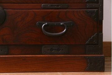 アンティーク家具　和製アンティーク　前面ケヤキ材共縁　漆塗り　珍しいデザインの贅沢な関東衣装箪笥(重ね箪笥、和タンス)