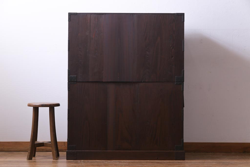 アンティーク家具　和製アンティーク　前面ケヤキ材共縁　漆塗り　珍しいデザインの贅沢な関東衣装箪笥(重ね箪笥、和タンス)