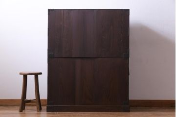 アンティーク家具　和製アンティーク　前面ケヤキ材共縁　漆塗り　珍しいデザインの贅沢な関東衣装箪笥(重ね箪笥、和タンス)