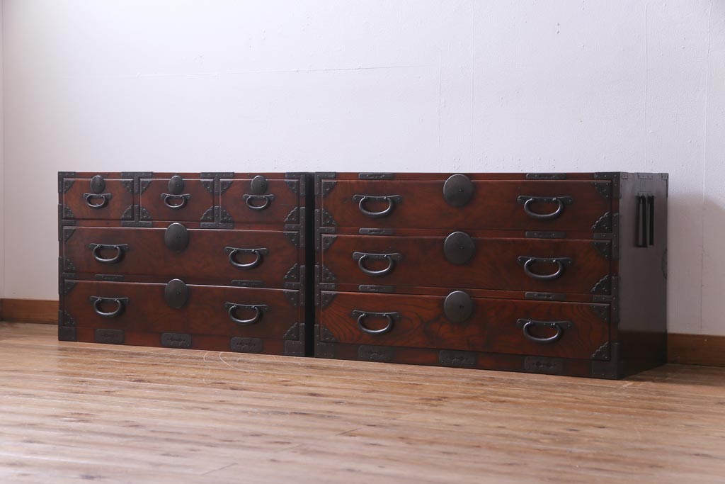 アンティーク家具　和製アンティーク　前面ケヤキ材共縁　漆塗り　珍しいデザインの贅沢な関東衣装箪笥(重ね箪笥、和タンス)