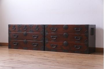 アンティーク家具　和製アンティーク　前面ケヤキ材共縁　漆塗り　珍しいデザインの贅沢な関東衣装箪笥(重ね箪笥、和タンス)