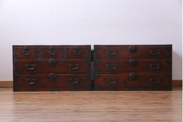 アンティーク家具　和製アンティーク　前面ケヤキ材共縁　漆塗り　珍しいデザインの贅沢な関東衣装箪笥(重ね箪笥、和タンス)