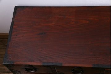 アンティーク家具　和製アンティーク　前面ケヤキ材共縁　漆塗り　珍しいデザインの贅沢な関東衣装箪笥(重ね箪笥、和タンス)