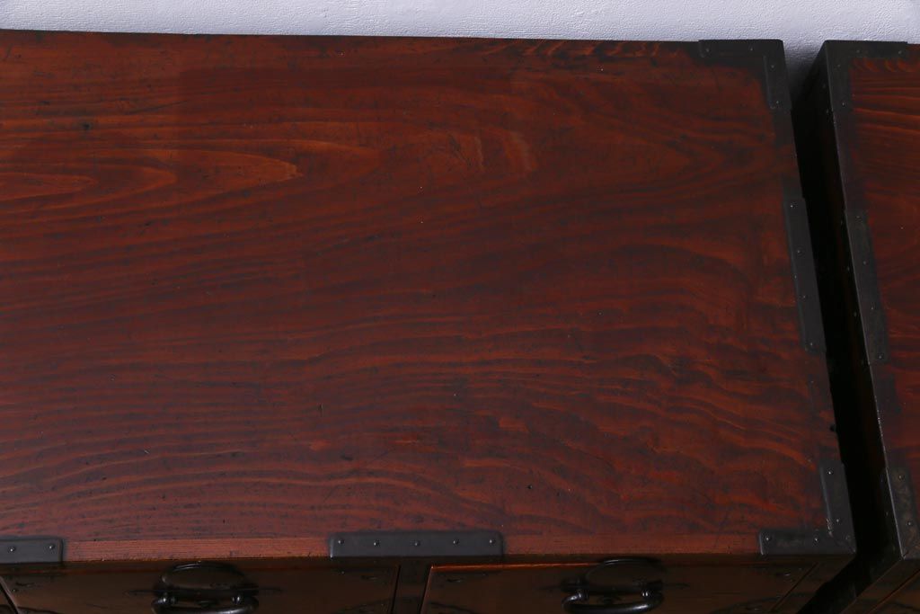 アンティーク家具　和製アンティーク　前面ケヤキ材共縁　漆塗り　珍しいデザインの贅沢な関東衣装箪笥(重ね箪笥、和タンス)