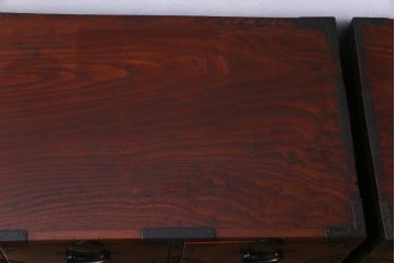 アンティーク家具　和製アンティーク　前面ケヤキ材共縁　漆塗り　珍しいデザインの贅沢な関東衣装箪笥(重ね箪笥、和タンス)