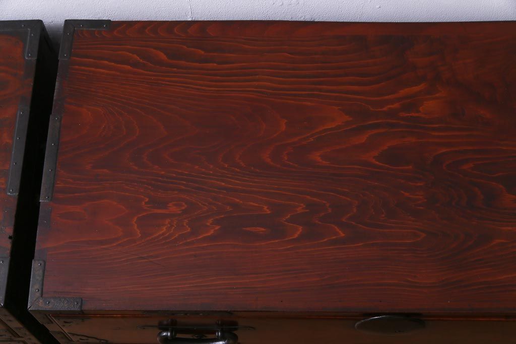 アンティーク家具　和製アンティーク　前面ケヤキ材共縁　漆塗り　珍しいデザインの贅沢な関東衣装箪笥(重ね箪笥、和タンス)