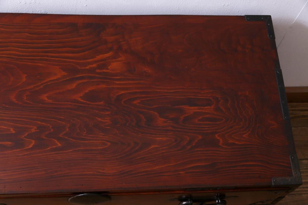 アンティーク家具　和製アンティーク　前面ケヤキ材共縁　漆塗り　珍しいデザインの贅沢な関東衣装箪笥(重ね箪笥、和タンス)