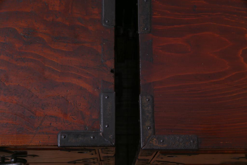 アンティーク家具　和製アンティーク　前面ケヤキ材共縁　漆塗り　珍しいデザインの贅沢な関東衣装箪笥(重ね箪笥、和タンス)