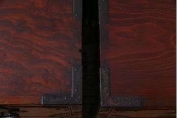 アンティーク家具　和製アンティーク　前面ケヤキ材共縁　漆塗り　珍しいデザインの贅沢な関東衣装箪笥(重ね箪笥、和タンス)