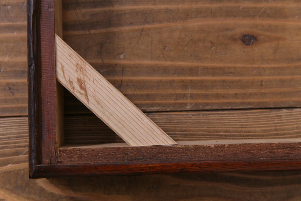 アンティーク家具　和製アンティーク　前面ケヤキ材共縁　漆塗り　珍しいデザインの贅沢な関東衣装箪笥(重ね箪笥、和タンス)