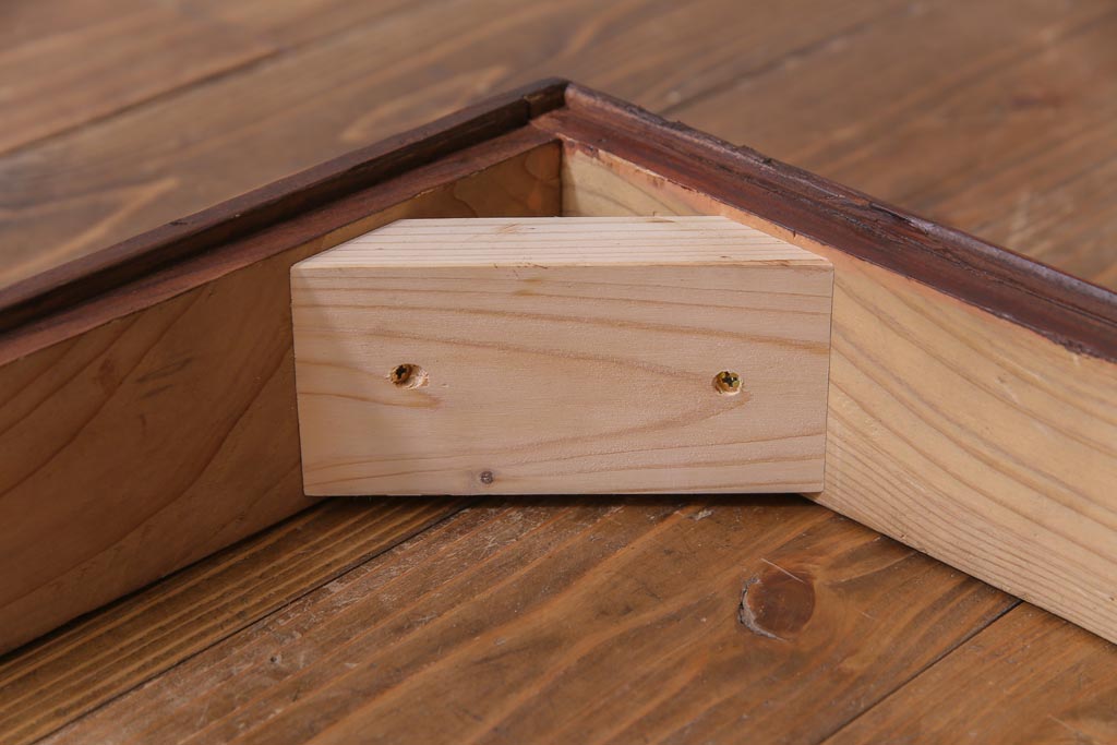 アンティーク家具　和製アンティーク　前面ケヤキ材共縁　漆塗り　珍しいデザインの贅沢な関東衣装箪笥(重ね箪笥、和タンス)