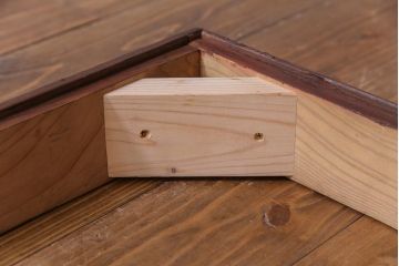 アンティーク家具　和製アンティーク　前面ケヤキ材共縁　漆塗り　珍しいデザインの贅沢な関東衣装箪笥(重ね箪笥、和タンス)