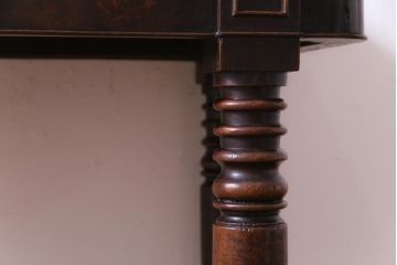 アンティーク家具　フランスアンティーク　マホガニー材天板一枚板　脚のデザインが上品なコンソールテーブル(サイドテーブル)