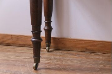 アンティーク家具　フランスアンティーク　マホガニー材天板一枚板　脚のデザインが上品なコンソールテーブル(サイドテーブル)