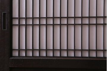 和製アンティーク　障子紙貼り　明治大正期の風情あふれる板戸2枚セット(引き戸、建具、帯戸)(R-035310)