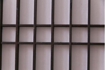 和製アンティーク　障子紙貼り　明治大正期の風情あふれる板戸2枚セット(引き戸、建具)