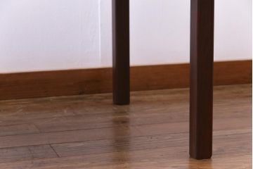 ヴィンテージ家具　北欧ビンテージ　ノルウェー　ローズウッド材　落ち着きのある佇まいのセンターテーブル