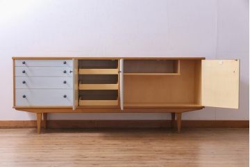 ヴィンテージ家具　イギリスビンテージ　北欧テイストなペイントサイドボード(収納棚)