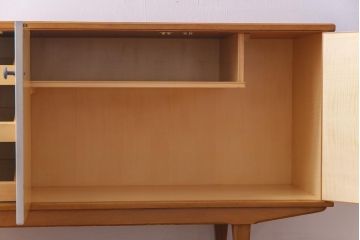 ヴィンテージ家具　イギリスビンテージ　北欧テイストなペイントサイドボード(収納棚)