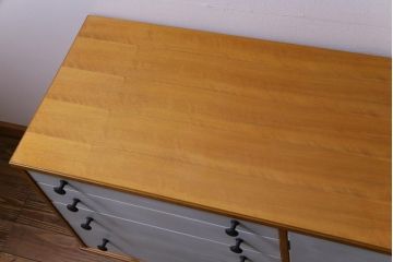 ヴィンテージ家具　イギリスビンテージ　北欧テイストなペイントサイドボード(収納棚)